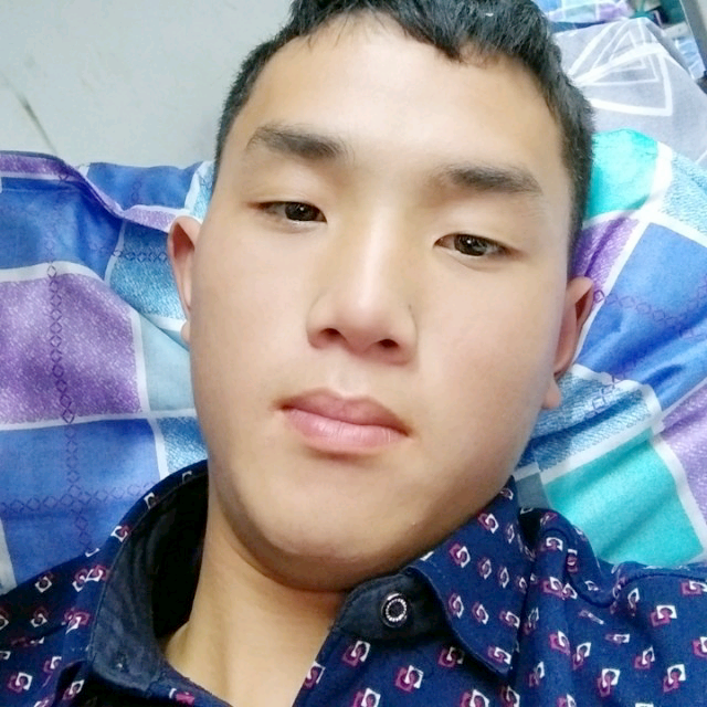激动蹙眉超短裙的照片