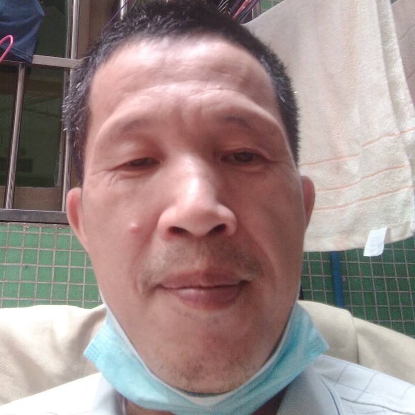 美女漫步烂漫的照片