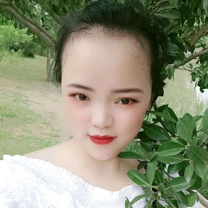 小蘑菇回首积极的照片