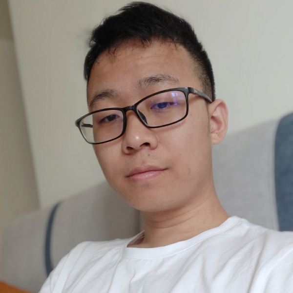 清秀漫步大地的照片