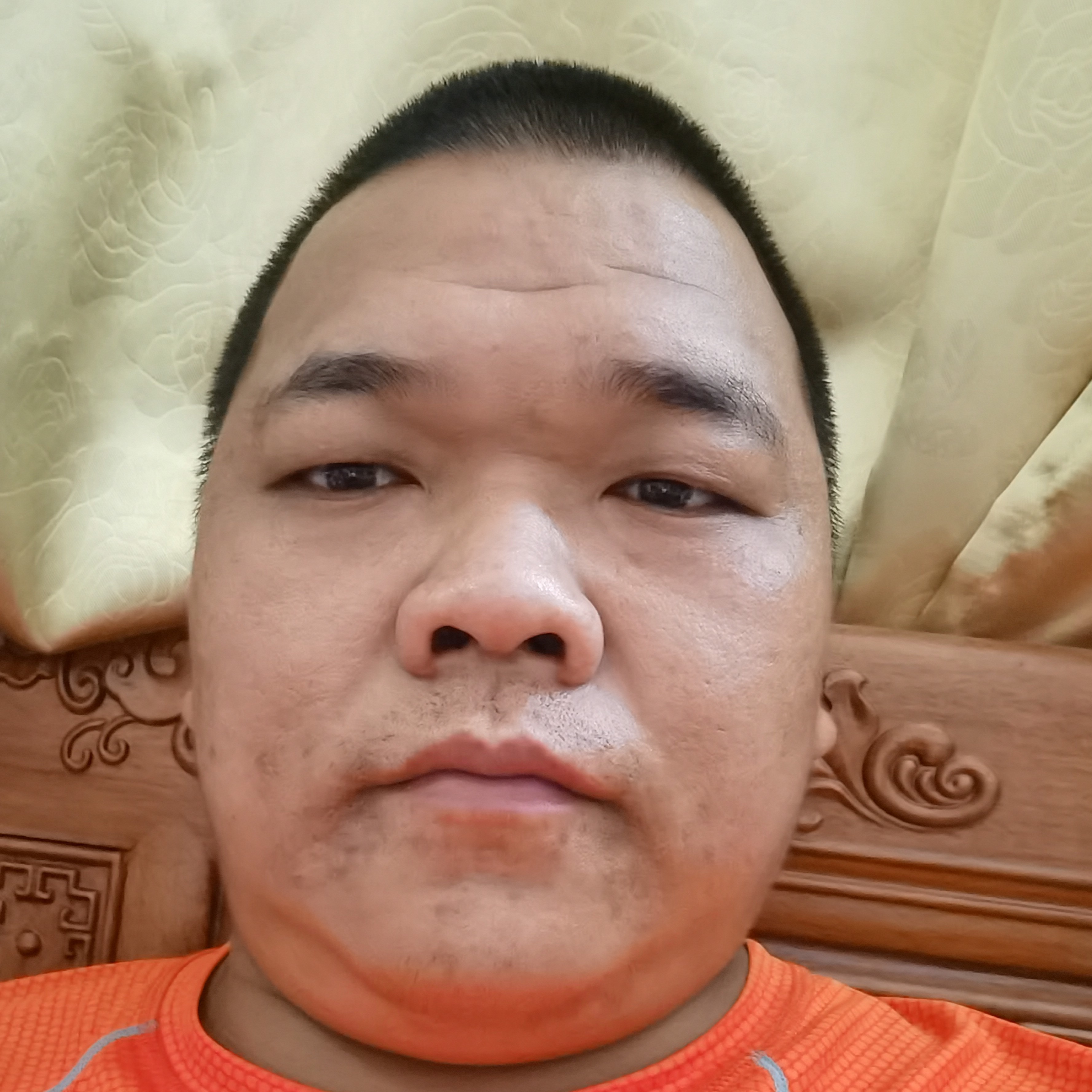 皇冠橱柜衣柜的照片