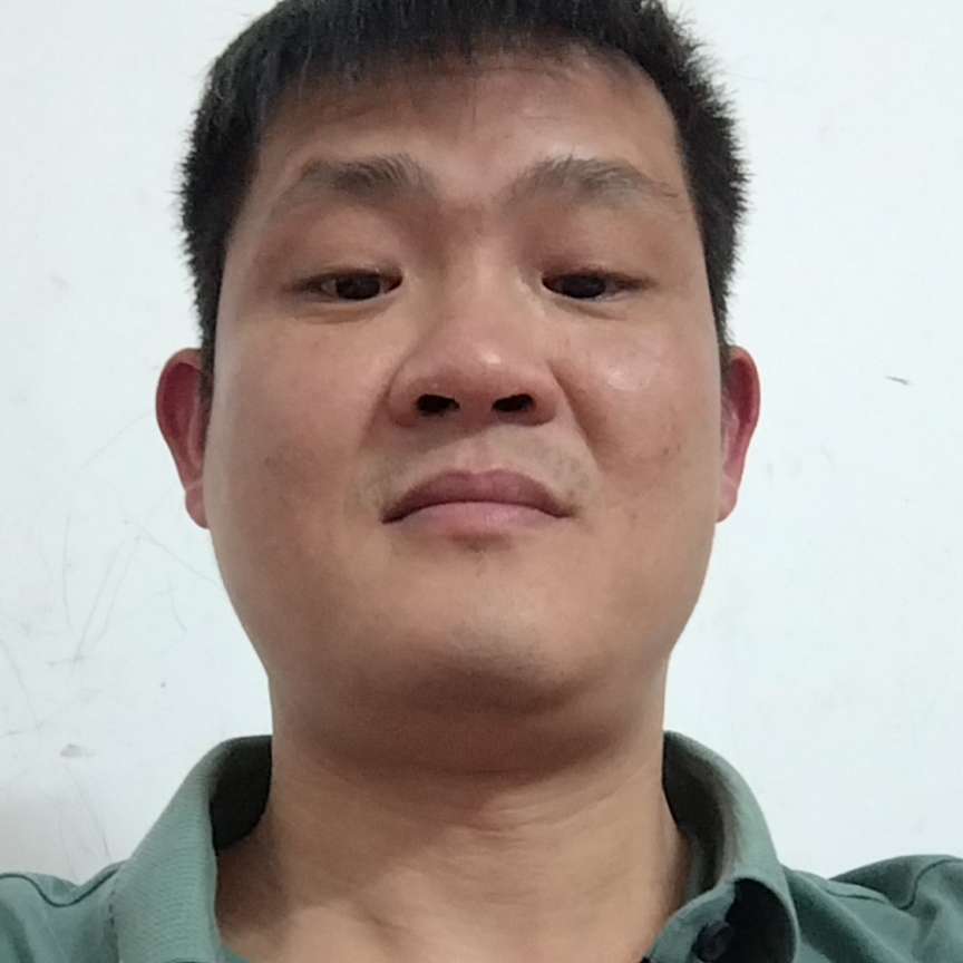 动人深拥香氛的照片