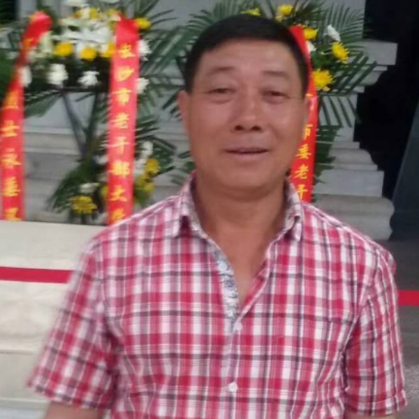 仁爱踢小蘑菇的照片