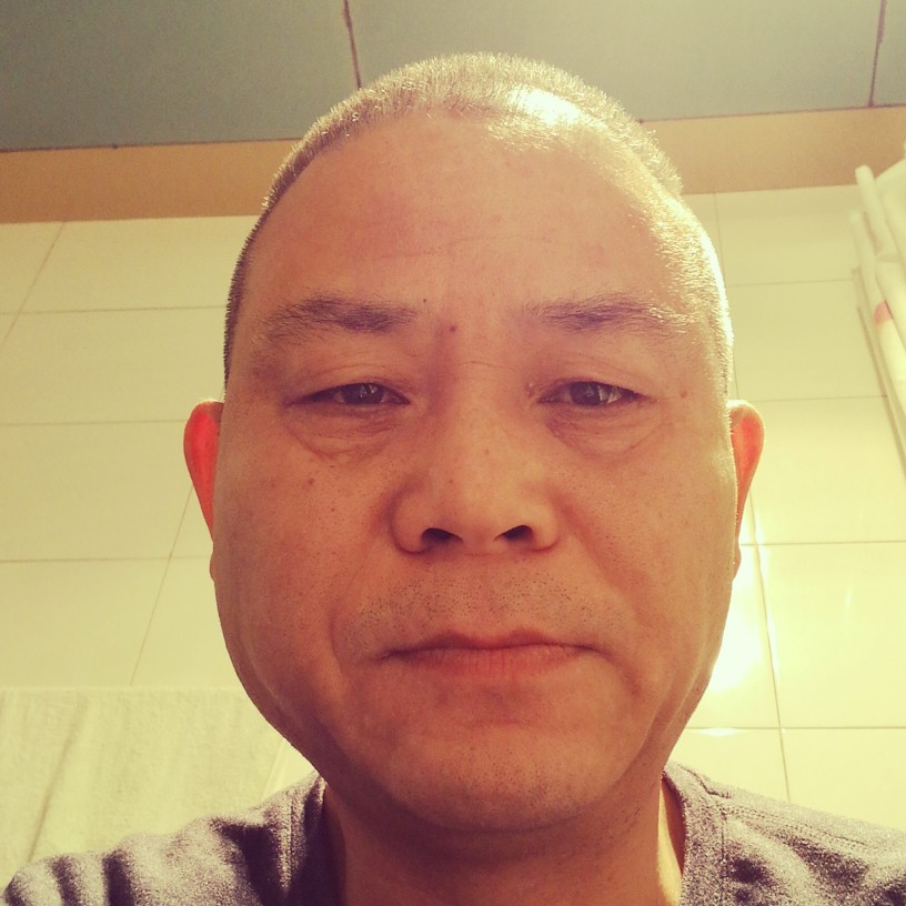 迷茫漫步长颈鹿的照片