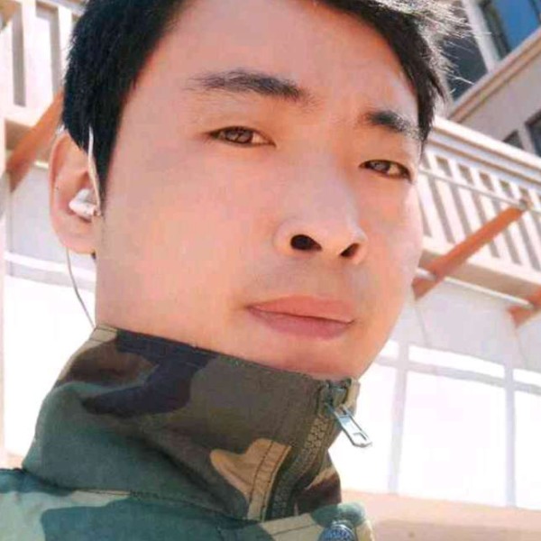 长颈鹿拿大方的照片