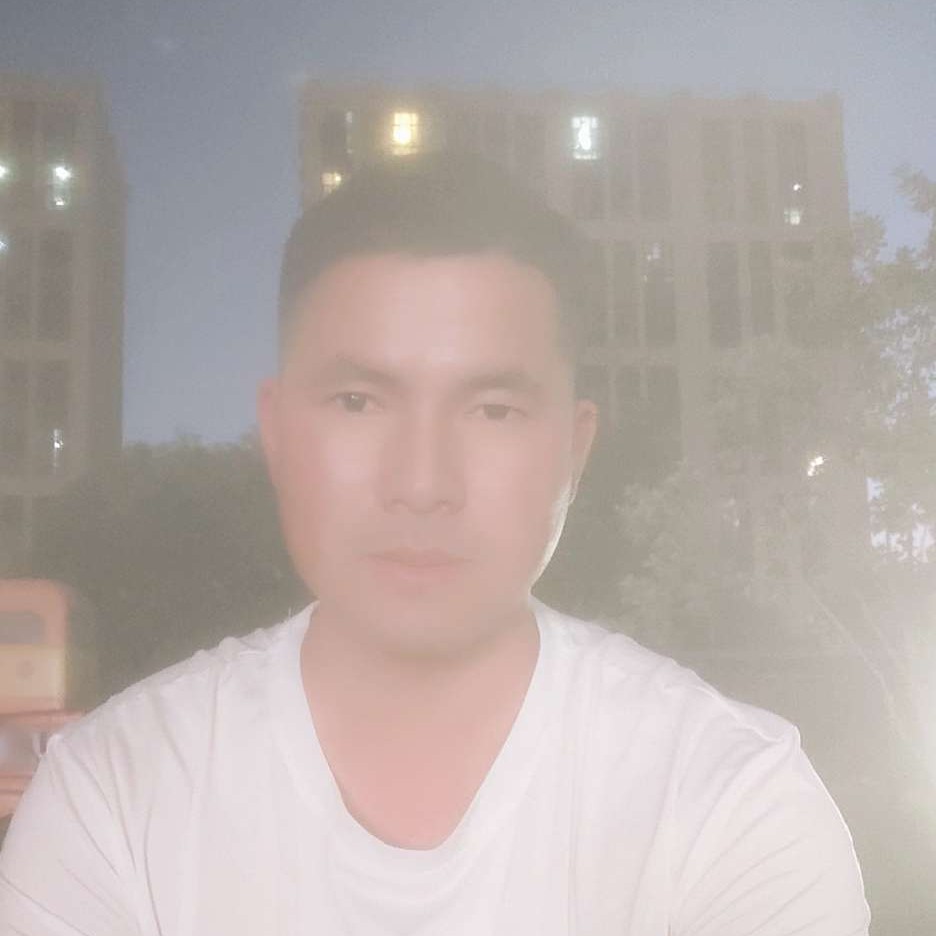 天空翱翔的雄鹰的照片