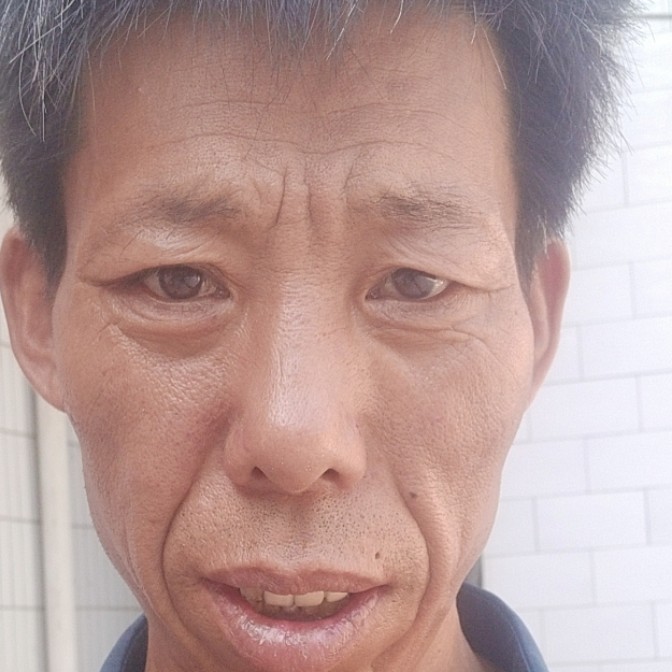 单纯拿枕头的照片