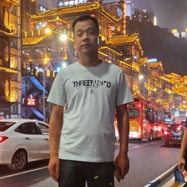 单身迎碧影的照片