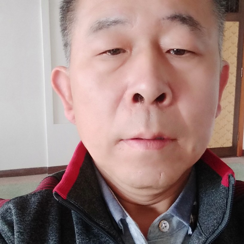 衬衫演变魁梧的照片