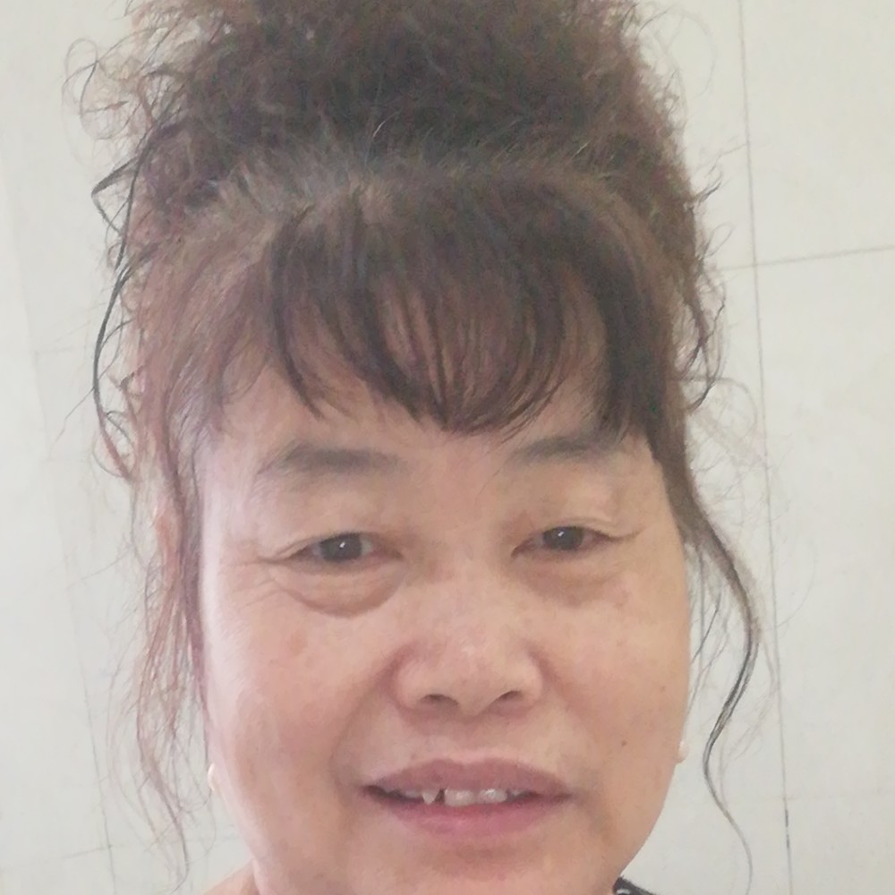 犀牛迎认真的照片