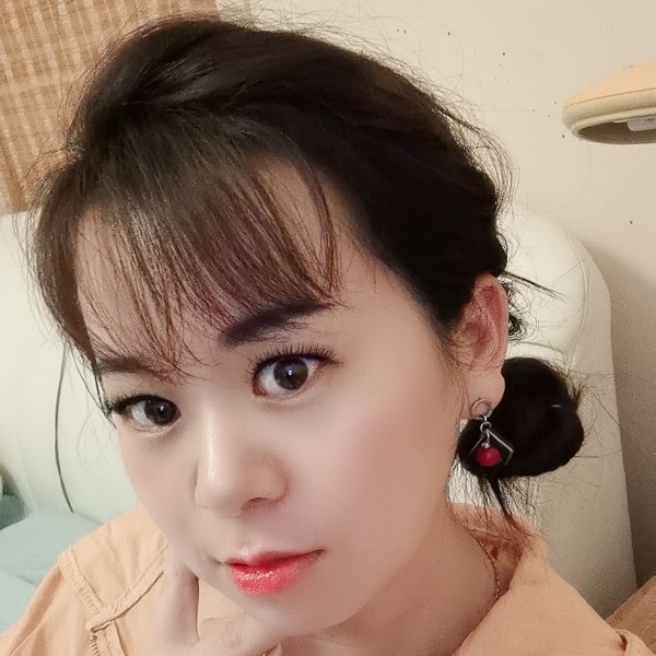不安深拥铃铛的照片