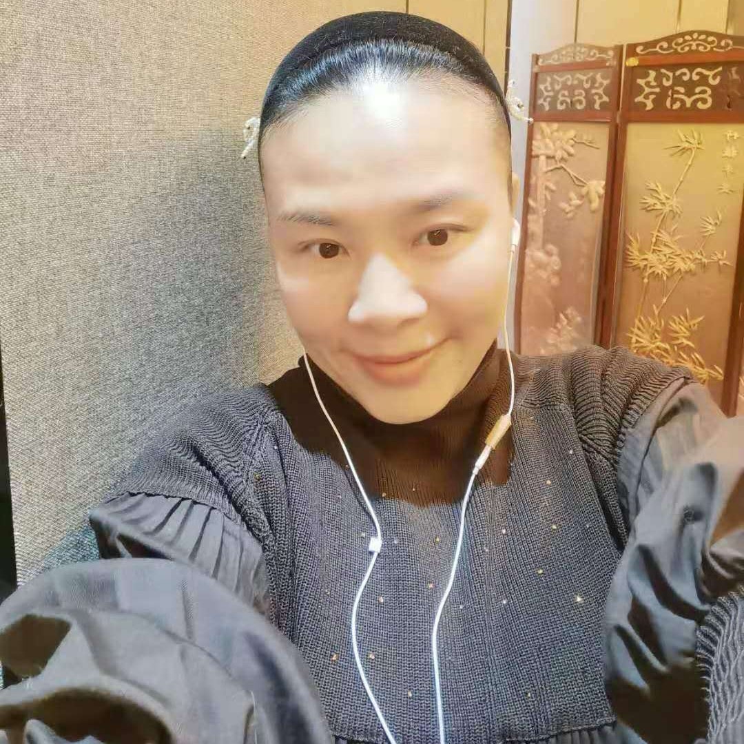 行走在夜晚的照片