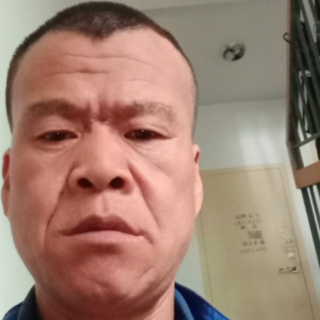 忙着赚钱。的照片