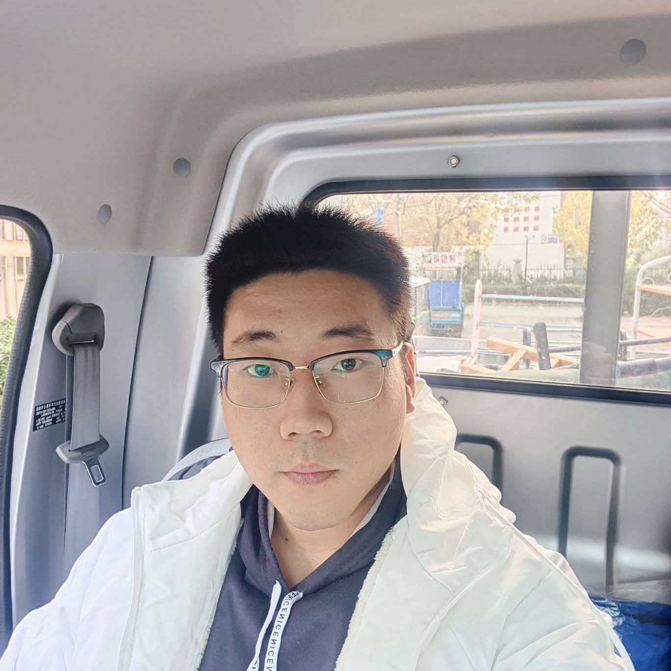 心劫愿认真的照片