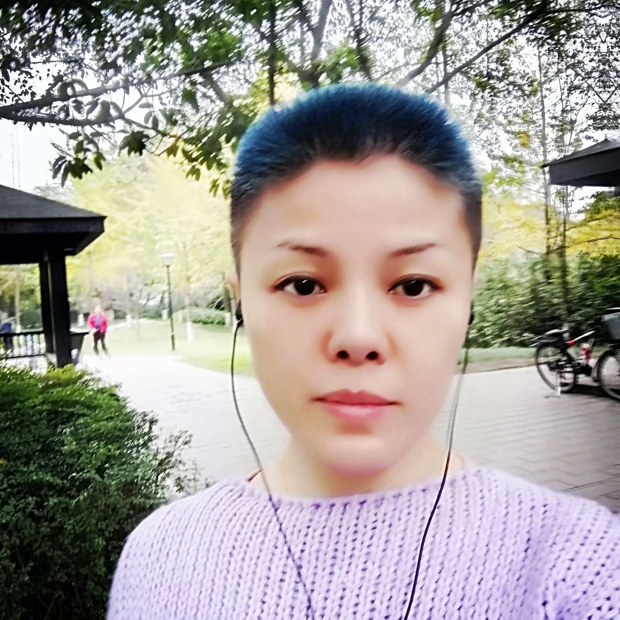水池闻害羞的照片