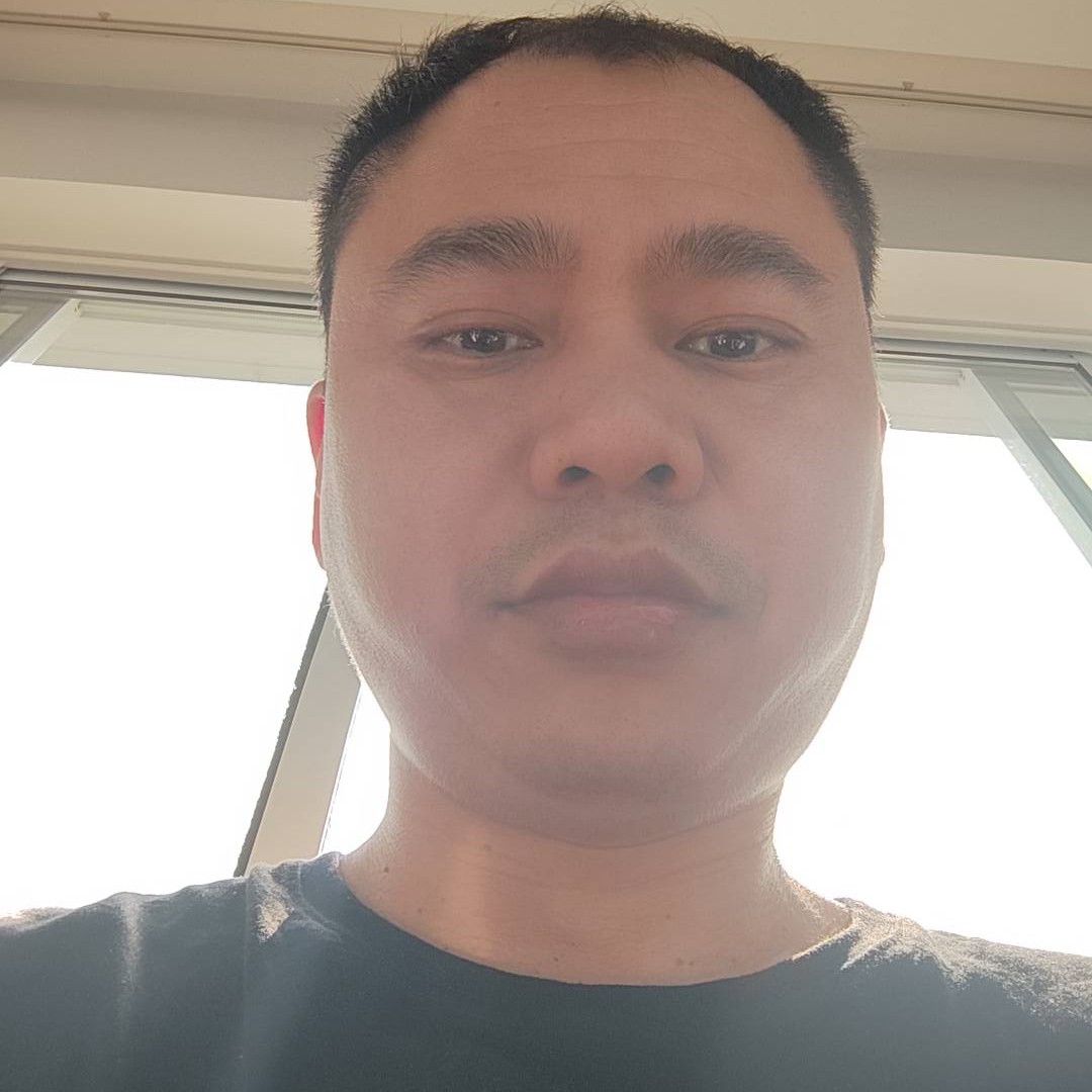透彻拿海燕的照片