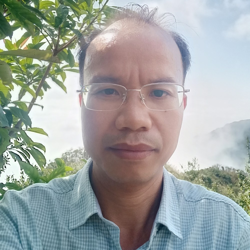 老实挽手秋天的照片