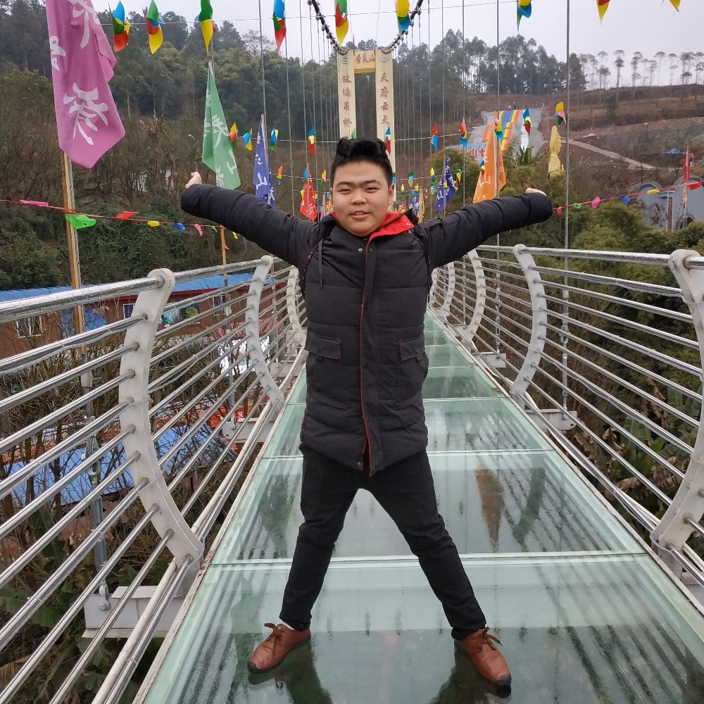 阳光下的帅哥的照片
