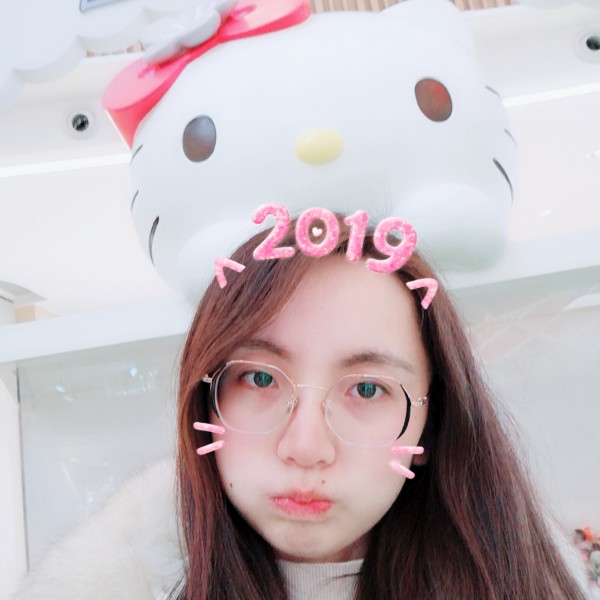 养猫的妹子的照片