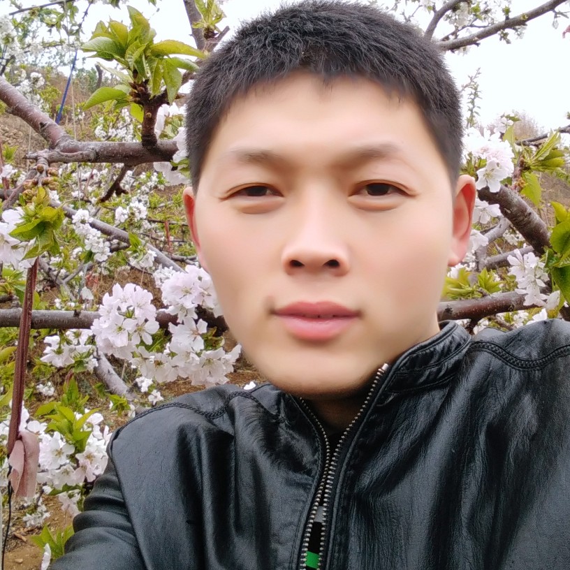 开朗挽手路人的照片
