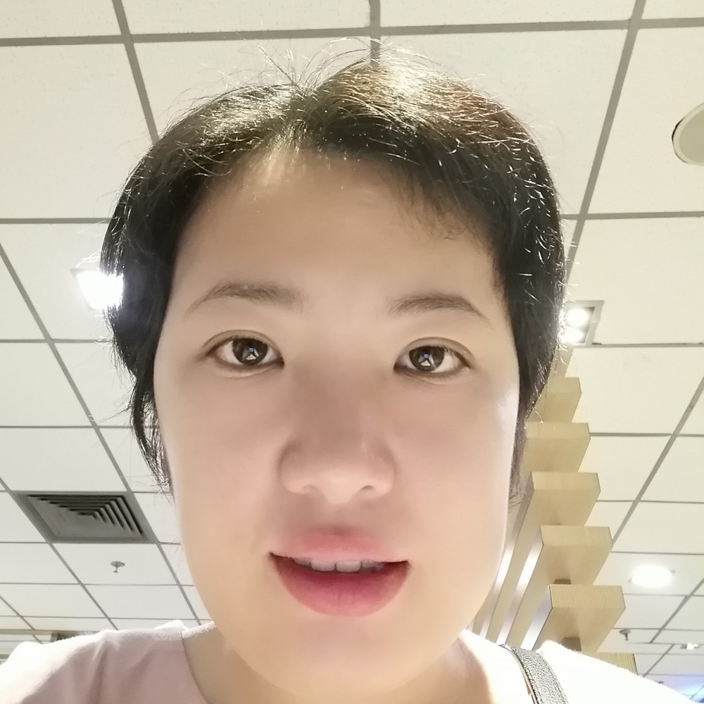 年轻挽手红尘的照片