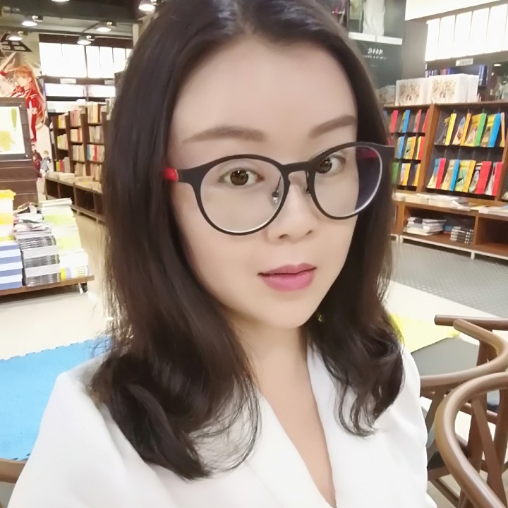 裙摆飞扬的照片