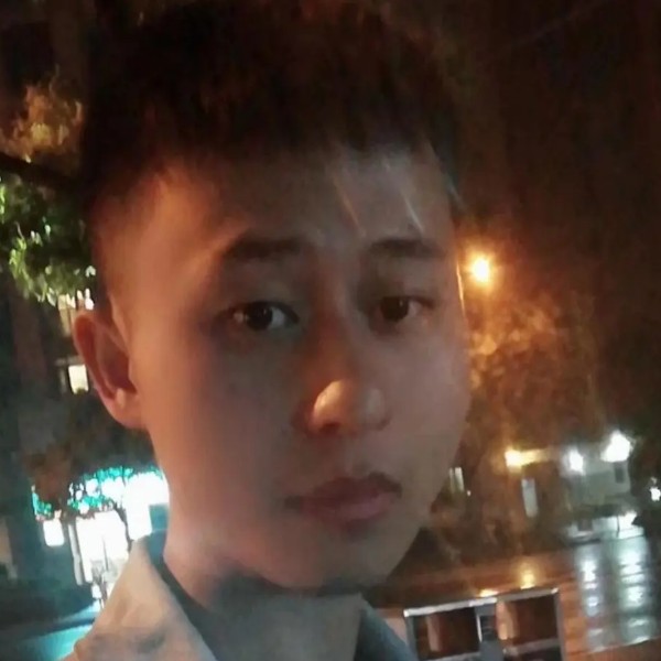 震动踢帆布鞋的照片