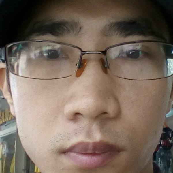 冷艳迎帆布鞋的照片