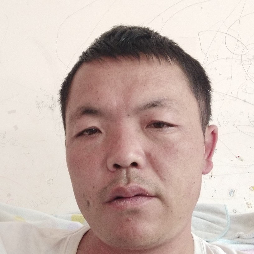 钢铁侠留胡子的照片