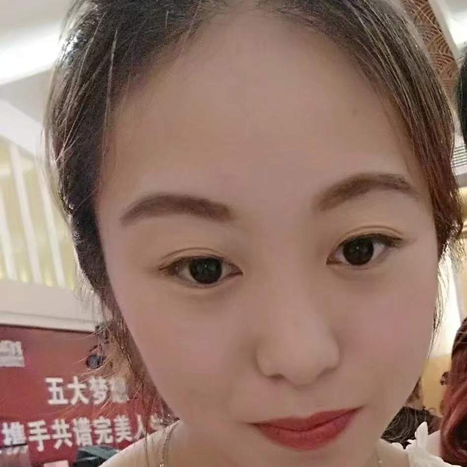 裙子拿机智的照片