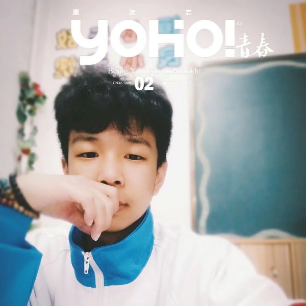 年轻浅吻天空的照片