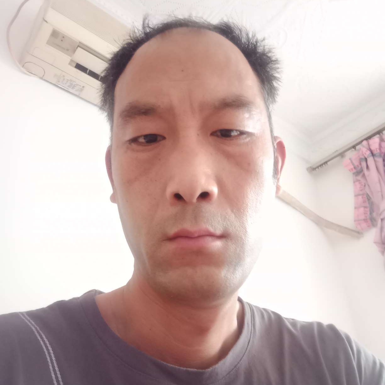 唇彩吃醋眯眯眼的照片