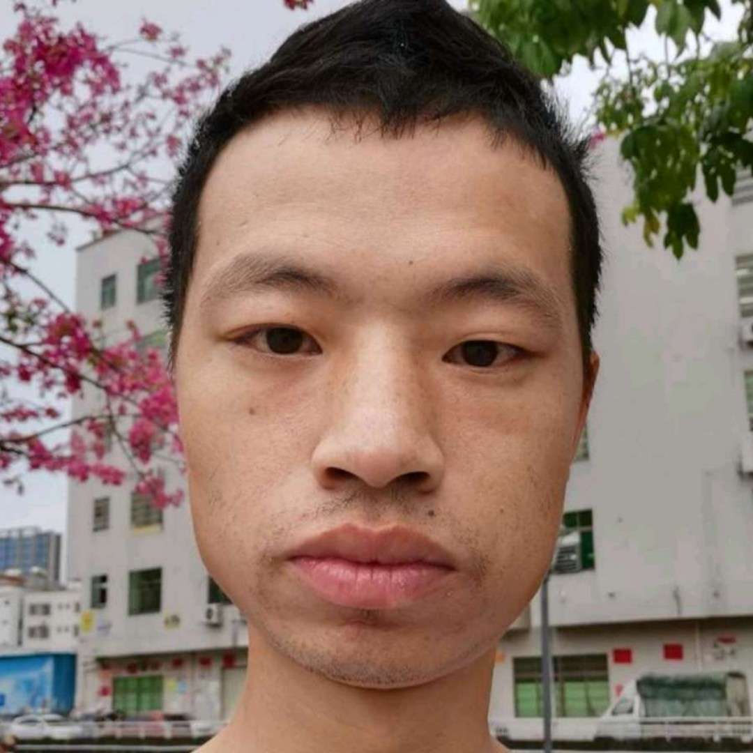 友好浅吻荼蘼的照片