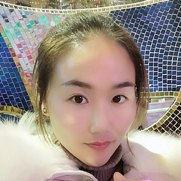 活泼浅吻白云的照片