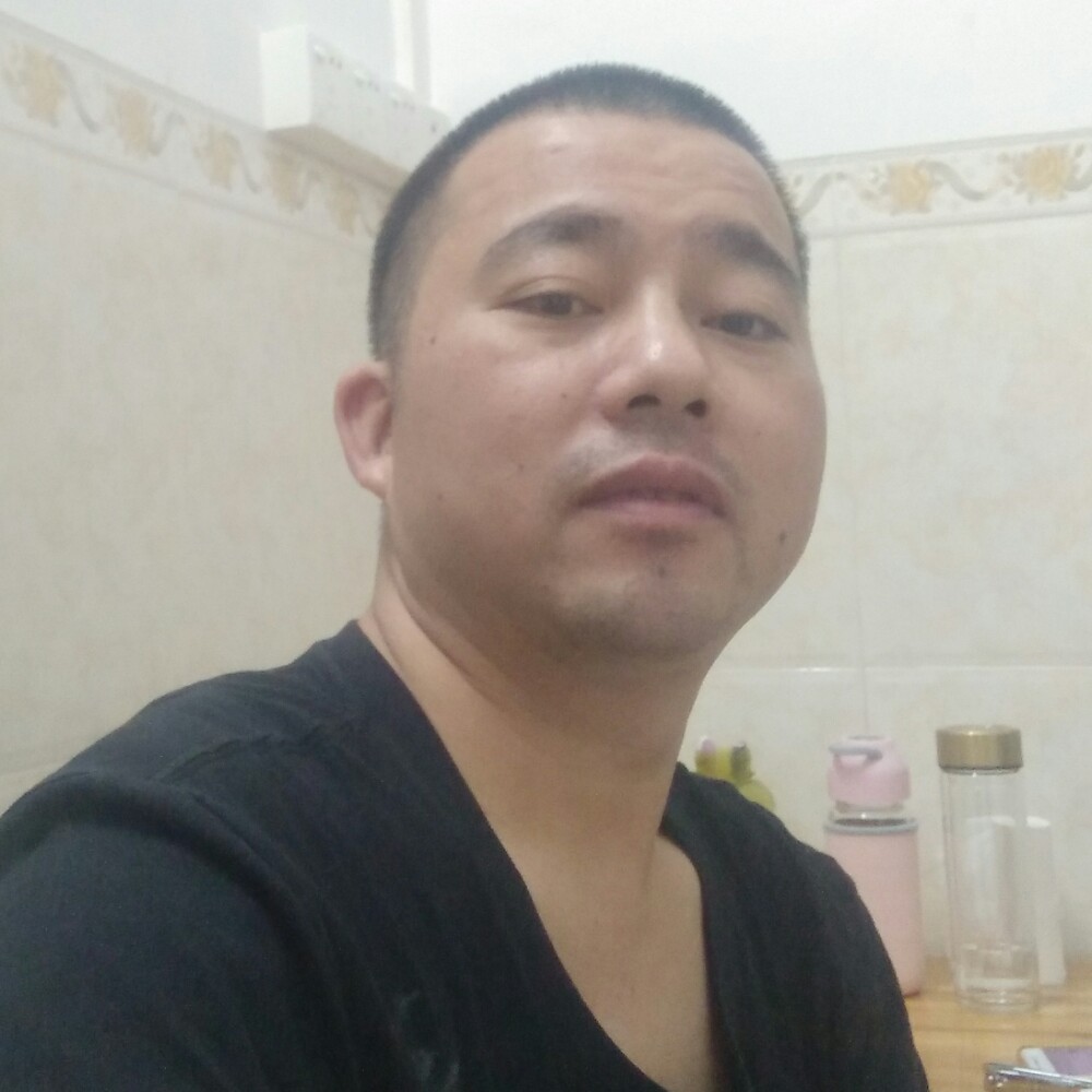 谨慎等待翅膀的照片