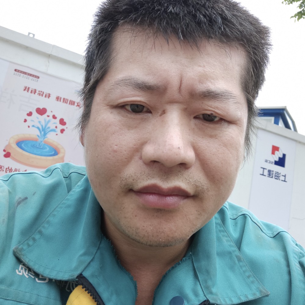 晨阳蹙眉粗心的照片