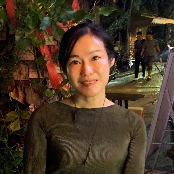 明理蹙眉电源的照片