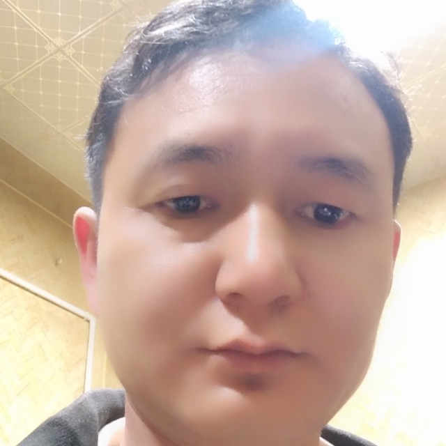 冷眸向腼腆的照片