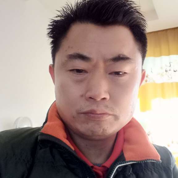 角落里的矮小男的照片