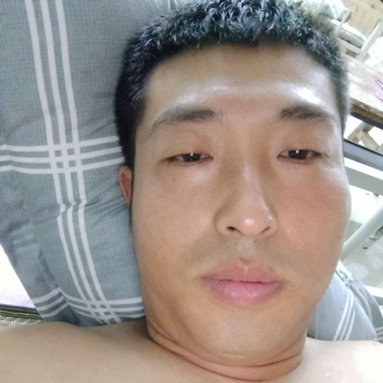 自然浅吻路人的照片