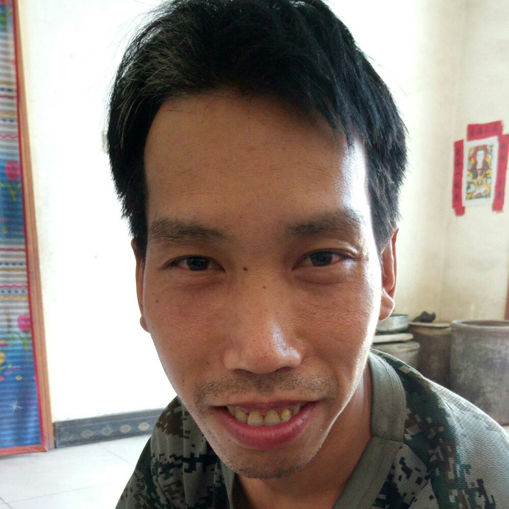 默默踢草丛的照片