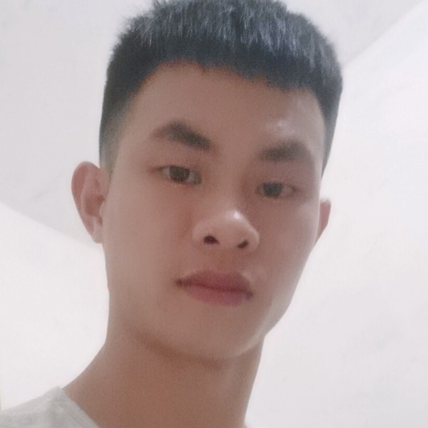 懦弱深拥电脑的照片