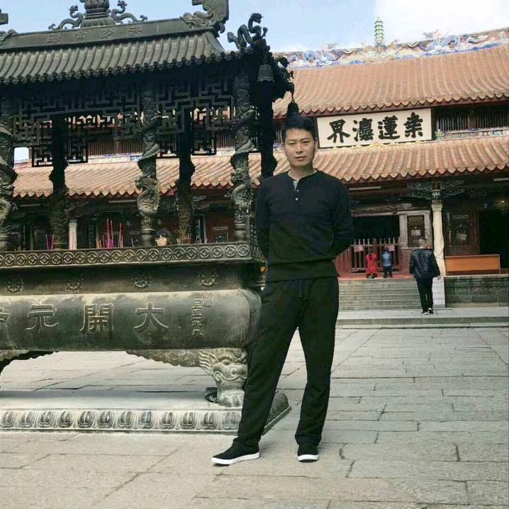 故意蹁跹小松鼠的照片