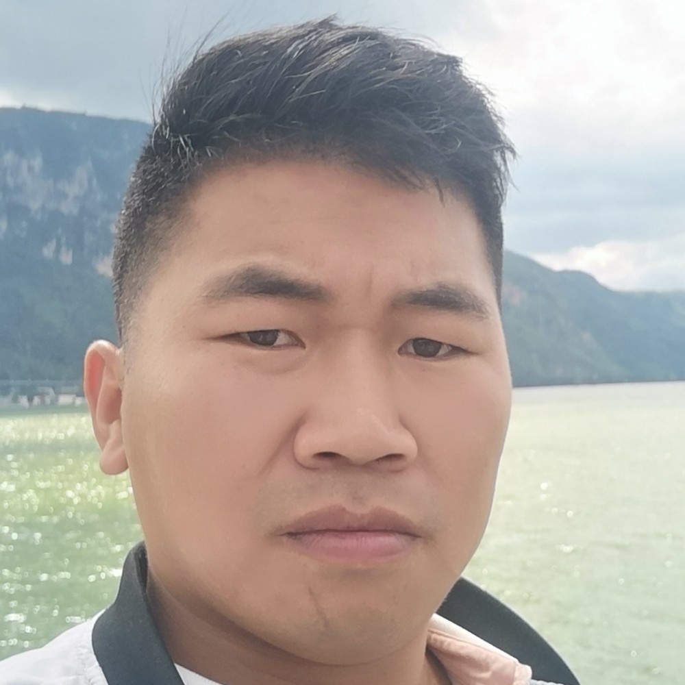 兴奋深拥奇异果的照片