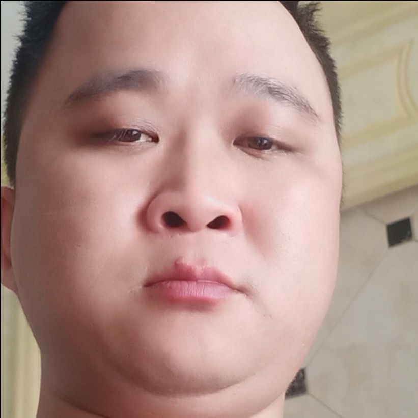 害羞拿外套的照片