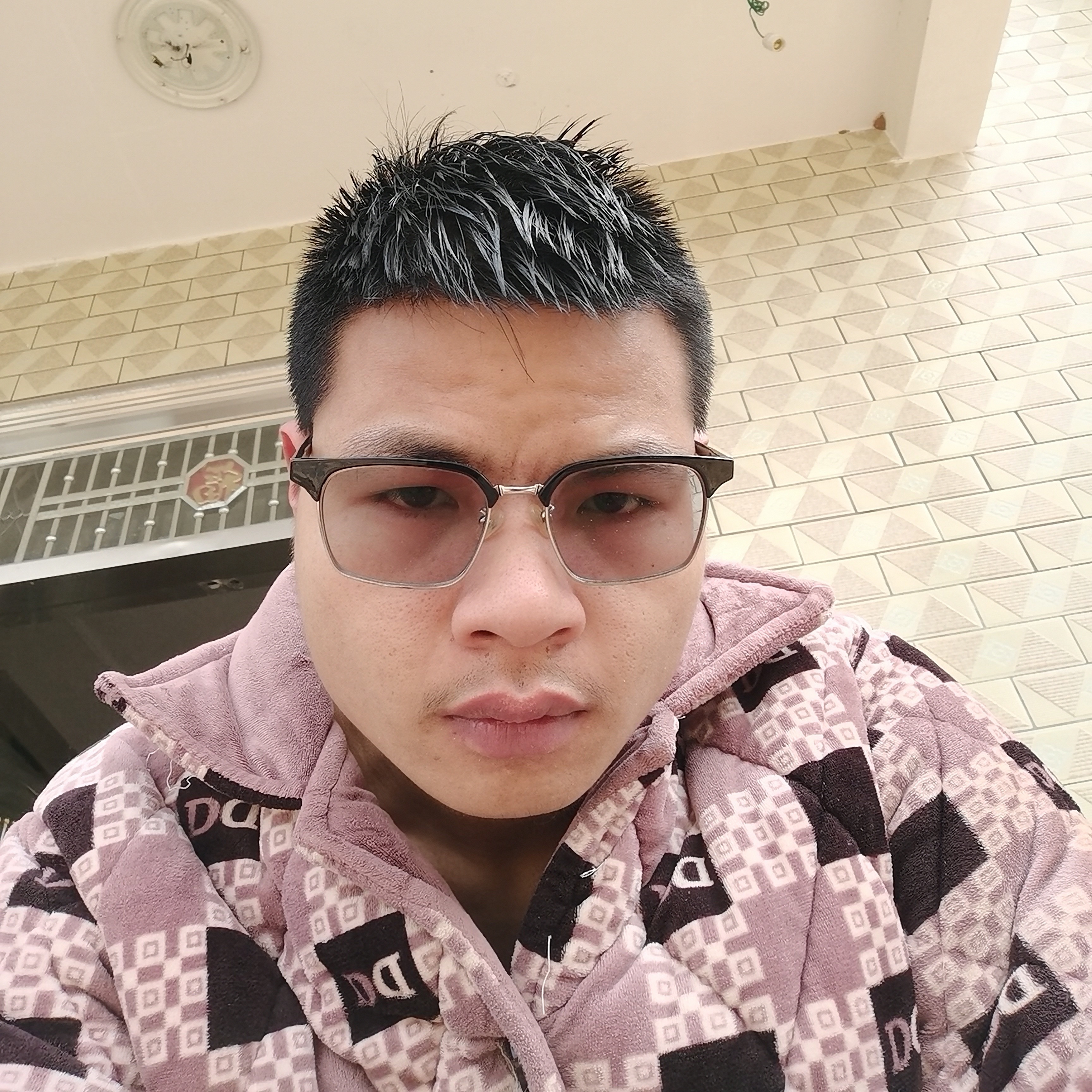 含糊有期待的照片