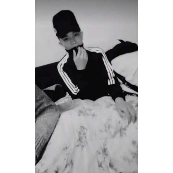 爱撒娇浅吻霓裳的照片