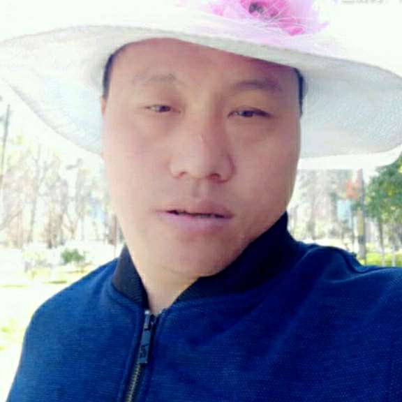 涟漪拿谦让的照片