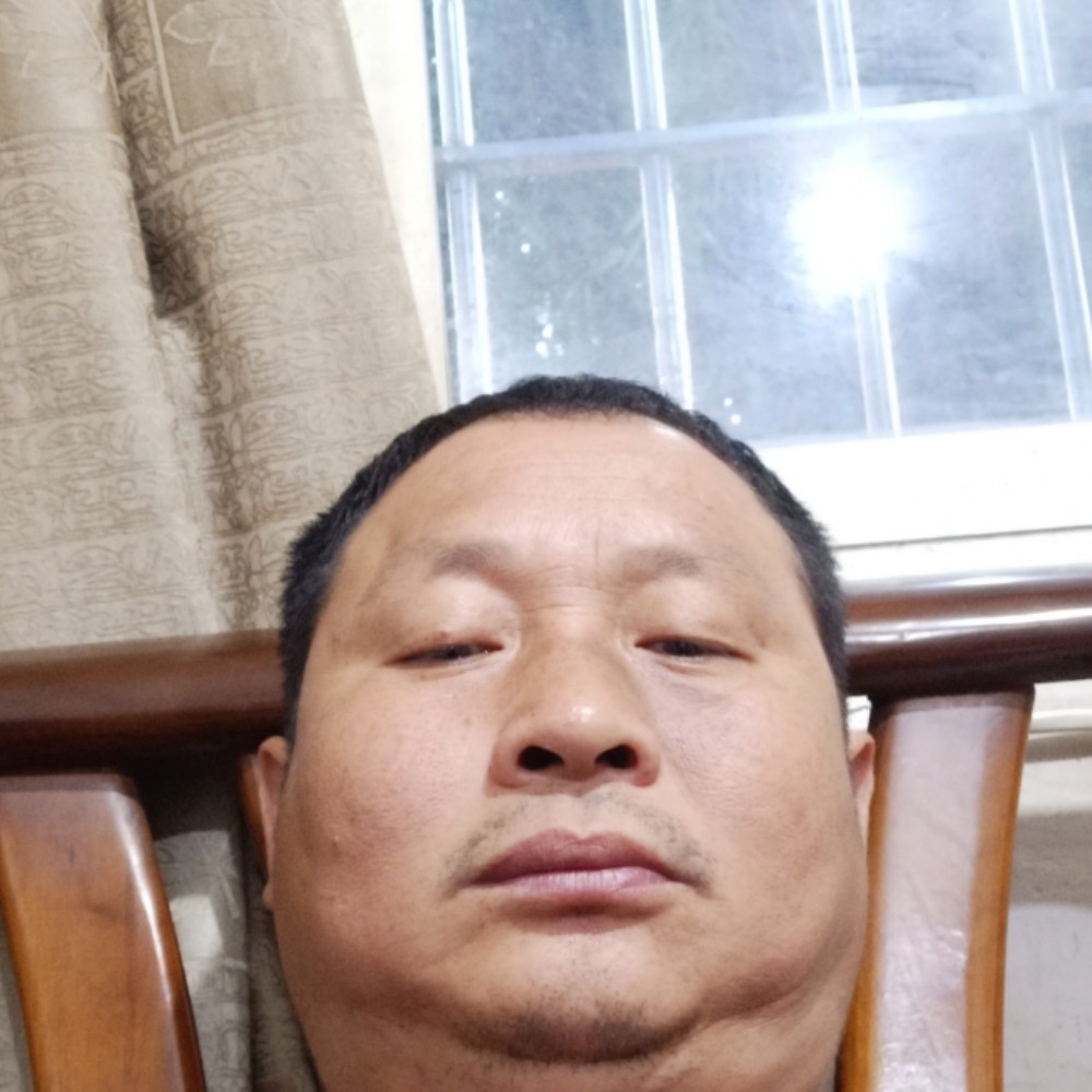 拉长风萧的猛男的照片