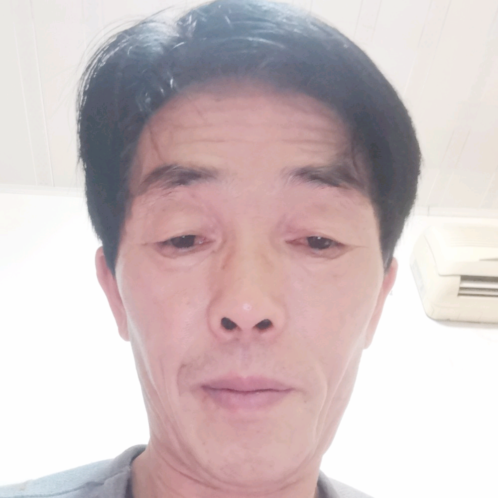 愤怒少女的照片